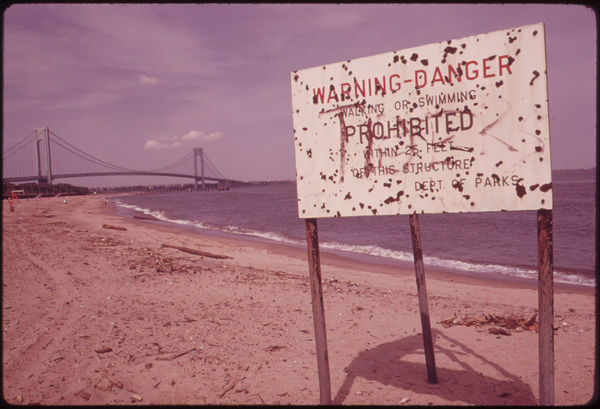 beach pollution sign