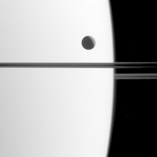 saturn makes a face
